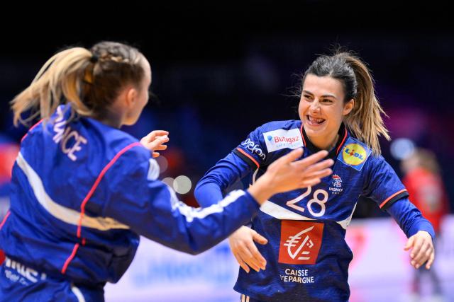France's right wing #28 Lucie Granier (R) celebrates after scoring during the quarter finals match between Denmark and France of the IHF Women's Handball World Championship in Rotterdam Ahoy, in Rotterdam on December 10, 2025. (Photo by JOHN THYS / AFP)