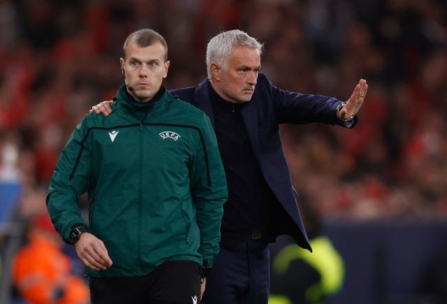 Benfica's Portuguese coach Jose Mourinho (R) gestures next to assistant referee Slovenian David Smajc during the UEFA Champions League league phase day 6 football match between SL Benfica and Napoli at Estadio da Luz in Lisbon on December 10, 2025. (Photo by FILIPE AMORIM / AFP)