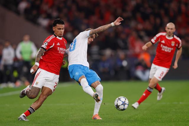 Benfica's Colombian midfielder #20 Richard Rios Montoya and Napoli's Dutch forward #70 Noa Lang fight for the ball during the UEFA Champions League league phase day 6 football match between SL Benfica and Napoli at Estadio da Luz in Lisbon on December 10, 2025. (Photo by FILIPE AMORIM / AFP)