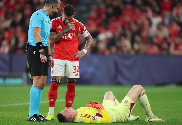 Benfica's Ukrainian goalkeeper #01 Anatoliy Trubin lies on the pitch during the UEFA Champions League league phase day 6 football match between SL Benfica and Napoli at Estadio da Luz in Lisbon on December 10, 2025. (Photo by PATRICIA DE MELO MOREIRA / AFP)