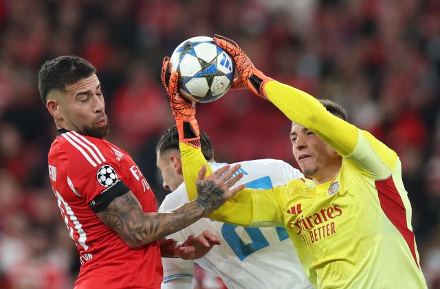 Benfica's Ukrainian goalkeeper #01 Anatoliy Trubin controls the ball during the UEFA Champions League league phase day 6 football match between SL Benfica and Napoli at Estadio da Luz in Lisbon on December 10, 2025. (Photo by PATRICIA DE MELO MOREIRA / AFP)