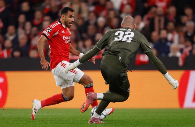 Benfica's Greek forward #14 Vangelis Pavlidis and Napoli's Serbian goalkeeper #32 Vanja Milinkovic-Savic fight for the ball during the UEFA Champions League league phase day 6 football match between SL Benfica and Napoli at Estadio da Luz in Lisbon on December 10, 2025. (Photo by FILIPE AMORIM / AFP)