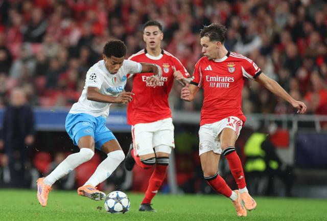 Napoli's Brazilian forward #07 David Neres fights for the ball with Benfica's Argentine midfielder #05 Enzo Barrenechea and Bosnian defender #17 Amar Dedic during the UEFA Champions League league phase day 6 football match between SL Benfica and Napoli at Estadio da Luz in Lisbon on December 10, 2025. (Photo by PATRICIA DE MELO MOREIRA / AFP)