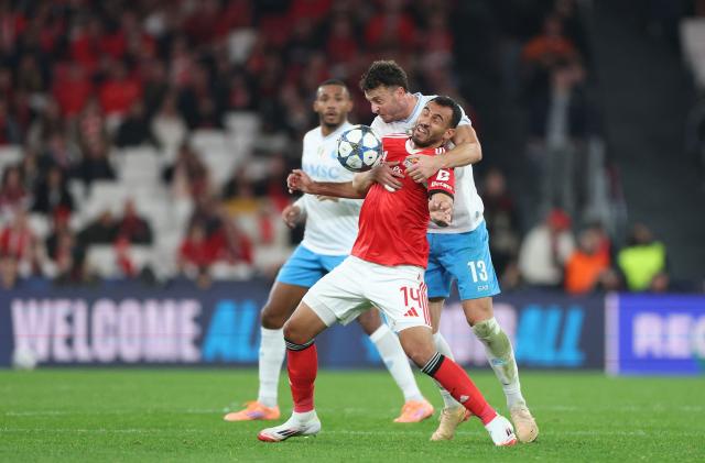 Benfica's Greek forward #14 Vangelis Pavlidis and Napoli's Kosovo defender #13 Amir Rrahmani fight for the ball during the UEFA Champions League league phase day 6 football match between SL Benfica and Napoli at Estadio da Luz in Lisbon on December 10, 2025. (Photo by PATRICIA DE MELO MOREIRA / AFP)