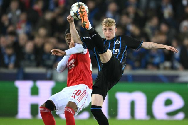 Club Brugge's Belgian defender #65 Joaquin Seys (R) streteches for the ball in front of Arsenal's English forward #20 Noni Madueke (L) during the UEFA Champions League, league phase - matchday 6, football match between Club Brugge and Arsenal at the Jan Breydel stadium in Bruges on December 10, 2025. (Photo by NICOLAS TUCAT / AFP)
