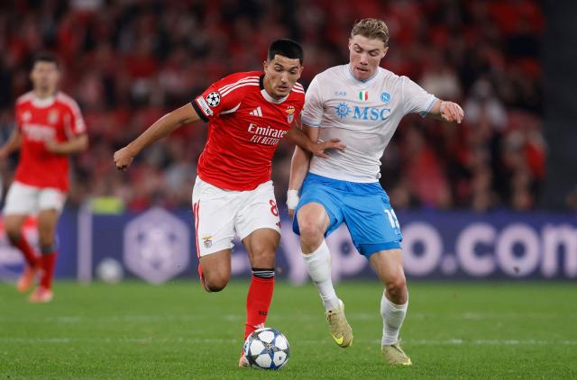 Napoli's Midfielder #88 Tiago Freitas and Napoli's Danish forward #19 Rasmus Hojlund fight for the ball during the UEFA Champions League league phase day 6 football match between SL Benfica and Napoli at Estadio da Luz in Lisbon on December 10, 2025. (Photo by FILIPE AMORIM / AFP)