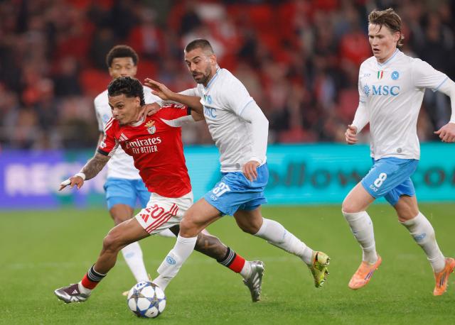 Benfica's Colombian midfielder #20 Richard Rios Montoya and Napoli's Italian defender #37 Leonardo Spinazzola fight for the ball during the UEFA Champions League league phase day 6 football match between SL Benfica and Napoli at Estadio da Luz in Lisbon on December 10, 2025. (Photo by FILIPE AMORIM / AFP)