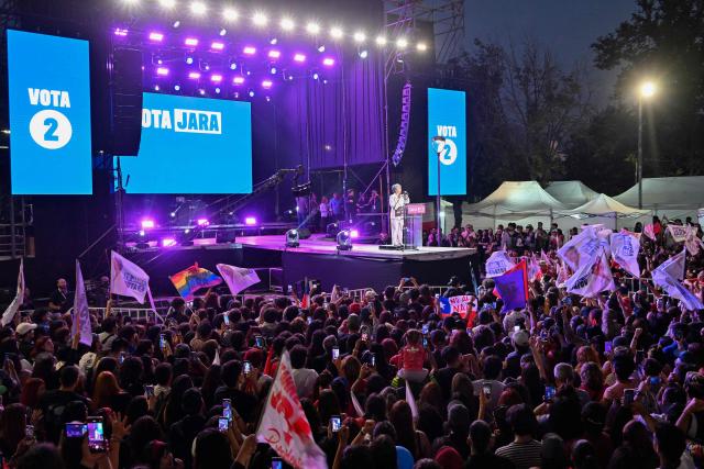 Chile's presidential candidate Jeannette Jara (C) of the Unidad por Chile coalition speaks during her closing campaign rally in Santiago on December 10, 2025. The second round of the Chilean presidential election on December 14 will pit two candidates against each other who are diametrically opposed: Jeannette Jara, the representative of a broad left-wing coalition with modest origins, and the far-right leader Jose Antonio Kast, an ultraconservative Catholic determined to massively expel undocumented migrants. (Photo by RODRIGO ARANGUA / AFP)