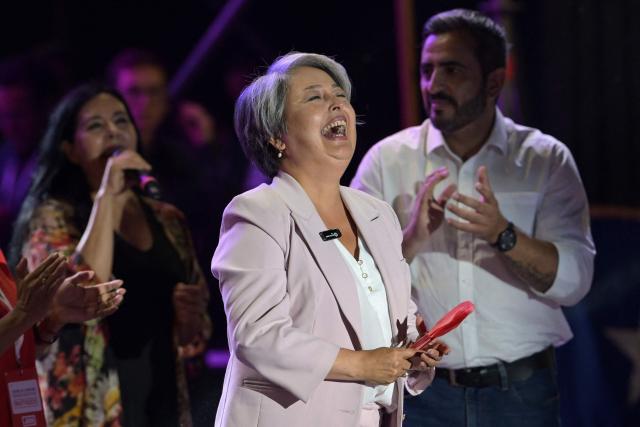Chile's presidential candidate Jeannette Jara of the Unidad por Chile coalition laughs during her closing campaign rally in Santiago on December 10, 2025. The second round of the Chilean presidential election on December 14 will pit two candidates against each other who are diametrically opposed: Jeannette Jara, the representative of a broad left-wing coalition with modest origins, and the far-right leader Jose Antonio Kast, an ultraconservative Catholic determined to massively expel undocumented migrants. (Photo by Rodrigo ARANGUA / AFP)