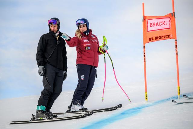 US Lindsey Vonn (R) gestures with her coach, former Norwegian skier Aksel Lund Svindal during an inspection prior to the women's downhill training as part of the FIS Alpine ski World Cup 2025-2026, in St. Moritz, south-eastern Switzerland on December 11, 2025. (Photo by Fabrice COFFRINI / AFP)