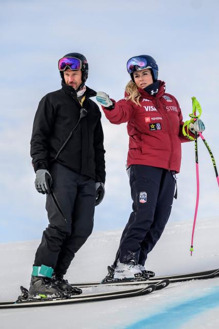 US Lindsey Vonn (R) gestures with her coach, former Norwegian skier Aksel Lund Svindal during an inspection prior to the women's downhill training as part of the FIS Alpine ski World Cup 2025-2026, in St. Moritz, south-eastern Switzerland on December 11, 2025. (Photo by Fabrice COFFRINI / AFP)