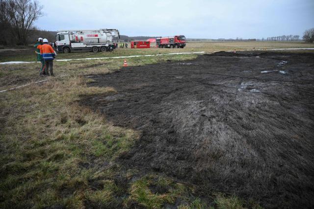 Members of the emergency services clean up following a leak in an oil pipeline of the PCK refinery in Gramzow, eastern Germany on December 11, 2025. The PCK refinery near the border with Poland is majority-owned by Rosneft Deutschland, a local subsidiary of the Russian oil giant, and managed through a trusteeship by the German government (Photo by RALF HIRSCHBERGER / AFP)