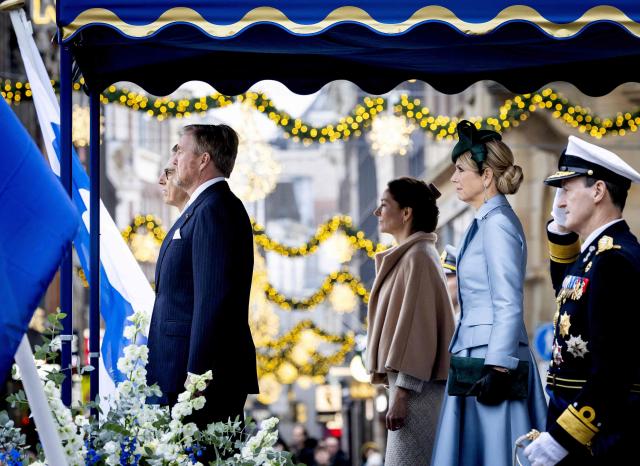 Netherlands' King Willem-Alexander (2nd-L) and Netherland's Queen Máxima (2nd-R) take part in a welcome ceremony for Finland's President Alexander Stubb (L)) and his wife Suzanne Innes-Stubb (C) in Dam Square on their first day of a two-day state visit to the Netherlands, in Amsterdam on December 11, 2025. (Photo by Koen van Weel / ANP / AFP) / Netherlands OUT