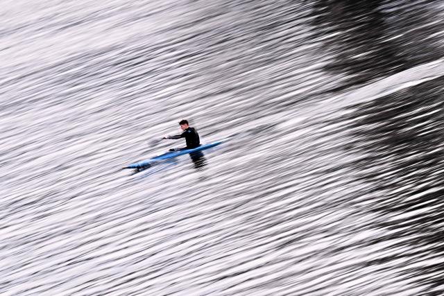 A man roWS into a kayak oN the river Main as the temperature reached 10 degrees Celsius in Frankfurt am Main, western Germany, on December 11, 2025. (Photo by Kirill KUDRYAVTSEV / AFP)