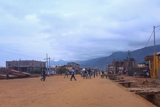 A general view of few residents walking on a street in Uvira on December 11, 2025. In Uvira, a town in the east of the Democratic Republic of Congo (DRC), those who were unable to flee now wait anxiously to learn their fate at the hands of the M23 armed group, backed by the Rwandan army, which on Thursday tightened its grip on the city.
The M23 offensive against the town of several hundred inhabitants, launched in early December shortly before the signing of a “peace” agreement between Rwanda and the DRC under Washington’s auspices, was described on Wednesday by Burundian diplomacy as a “slap” delivered to the United States.
This latest breakthrough by the armed group and its Rwandan allies is aimed in particular at depriving Kinshasa of military support from Bujumbura, according to experts and security sources. (Photo by AFP)