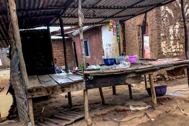 A general view of an empty stall at a market in Uvira on December 11, 2025. In Uvira, a town in the east of the Democratic Republic of Congo (DRC), those who were unable to flee now wait anxiously to learn their fate at the hands of the M23 armed group, backed by the Rwandan army, which on Thursday tightened its grip on the city.
The M23 offensive against the town of several hundred inhabitants, launched in early December shortly before the signing of a “peace” agreement between Rwanda and the DRC under Washington’s auspices, was described on Wednesday by Burundian diplomacy as a “slap” delivered to the United States.
This latest breakthrough by the armed group and its Rwandan allies is aimed in particular at depriving Kinshasa of military support from Bujumbura, according to experts and security sources. (Photo by AFP)