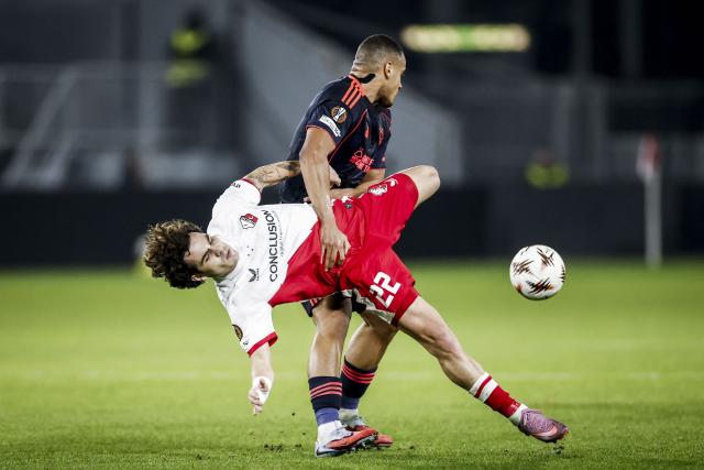 FC Utrecht's Spanish forward Miguel Rodriguez (front) fights for the ball with Nottingham Forest Murillo (rear) during the UEFA Europa League, league phase day 6, football match between FC Utrecht and Nottingham Forest, at the Galgenwaard Stadium in Utrecht on December 11, 2025. (Photo by Robin VAN LONKHUIJSEN / ANP / AFP) / Netherlands OUT