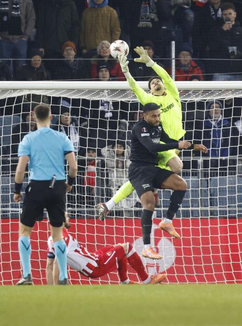 Sturm Graz's German forward #77 Maurice Malone (C) and Crvena Zvezda Beograd's Brazilian goalkeeper #01 Matheus Magalhaes vie for the ball during the UEFA Europa League football match between SK Sturm Graz and Crvena Zvezda (Red Star Belgrade) in Graz, Austria on December 11, 2025. (Photo by ERWIN SCHERIAU / APA / AFP) / Austria OUT