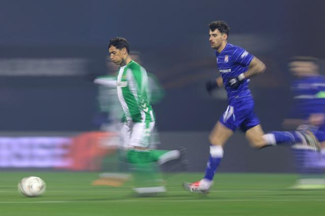 Real Betis' Argentine forward #09 Chimy Avila (L) runs with the ball in front of Dinamo Zagreb's Austrian midfielder #77 Dejan Ljubicic (R) during the UEFA Europa League, league phase, football match between Dinamo Zagreb and Real Betis at the Maksimir Stadium, in Zagreb, on December 11, 2025. (Photo by MARKO PERKOV / AFP)
