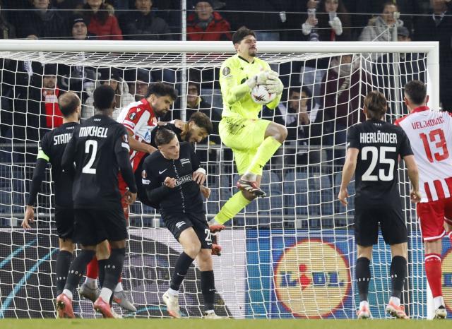Crvena Zvezda Beograd's Brazilian goalkeeper #01 Matheus Magalhaes makes a save during the UEFA Europa League football match between SK Sturm Graz and Crvena Zvezda (Red Star Belgrade) in Graz, Austria on December 11, 2025. (Photo by ERWIN SCHERIAU / APA / AFP) / Austria OUT