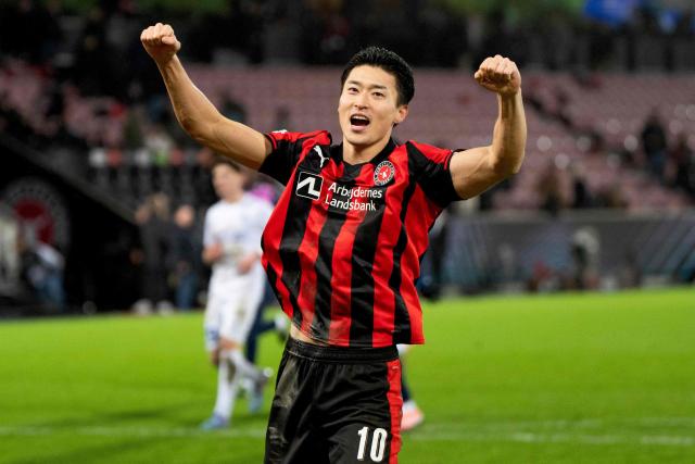 Midtjylland's South Korean forward #10 Kyu Sung Cho celebrates after winning the UEFA Europa League football match between FC Midtjylland and RC Genk in Herning, Denmark on December 11, 2025. (Photo by Bo Amstrup / Ritzau Scanpix / AFP) / Denmark OUT