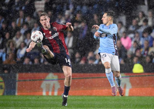 Bologna's Norwegian defender #14 Torbjorn Heggem fights for the ball with Celta Vigo's Spanish forward #15 Bryan Zaragoza during the UEFA Europa League day 6 football match between RC Celta de Vigo and Bologna FC 1909 at the Balaidos stadium in Vigo on December 11, 2025. (Photo by Miguel RIOPA / AFP)