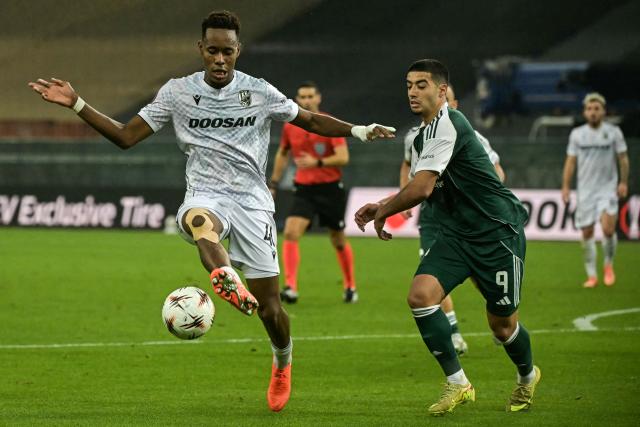 Viktoria Plzen's Liberia defender #40 Sampson Dweh (L) controls the ball during the UEFA Europa League football match between Panathinaikos FC and Viktoria Plzen at the Apostolos Nikolaidis Stadium in Athens on December 11, 2025. (Photo by Aris MESSINIS / AFP)