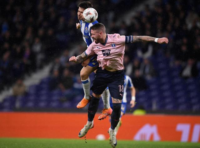 FC Porto's Portuguese defender #74 Francisco Moura and Malmo FF's Swedish defender #18 Pontus Jansson vie for a header during the UEFA Europa League day 6 football match between FC Porto and FF Malmo at Dragao stadium in Porto on December 11, 2025. (Photo by MIGUEL LEMOS / AFP)