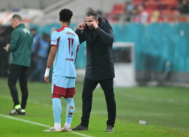Feyenoord's Dutch head coach Robin van Persie (R) talks to Feyenoord's Portuguese forward #11 Goncalo Borges during the UEFA Europa League first round - day 6 football match between FC FCSB Bucharest and Feyenoord in Bucharest, Romania, on December 11, 2025. (Photo by Daniel MIHAILESCU / AFP)