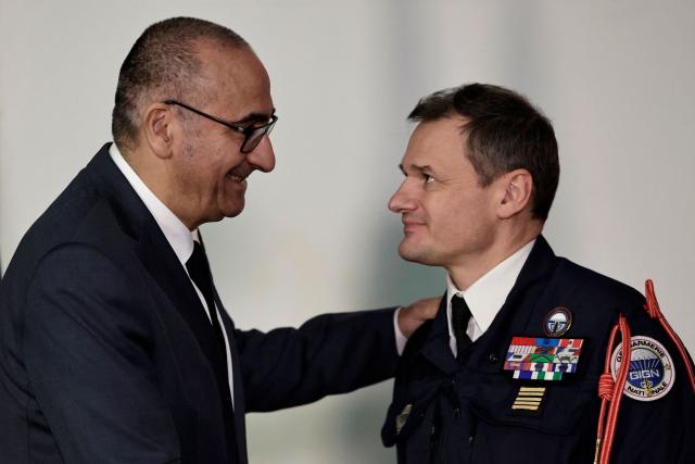 France's Minister of the Interior Laurent Nunez (L) shakes hands with Colonel Benoit Villeminoz (R) during a ceremony to installas him as new Commander of the National Gendarmerie Intervention Group (GIGN) in Versailles, west of Paris on December 12, 2025. (Photo by STEPHANE DE SAKUTIN / AFP)