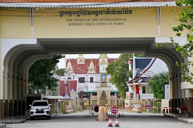 A general view shows the closed Poipet International border checkpoint between Cambodia and Thailand in Poipet, Banteay Meanchey province on December 12, 2025, amid clashes along the Cambodia-Thailand border. (Photo by TANG CHHIN Sothy / AFP)