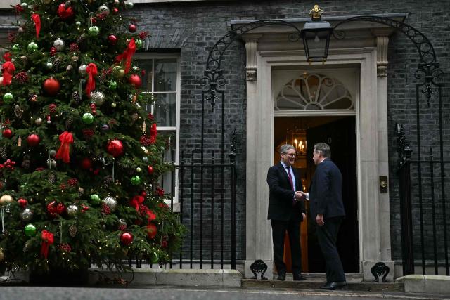 Belgium's Prime Minister Bart de Wever (R) shakes hands with Britain's Prime Minister Keir Starmer (L) outside 10 Downing Street in central London on December 12, 2025, ahead of talks. (Photo by Ben STANSALL / POOL / AFP)