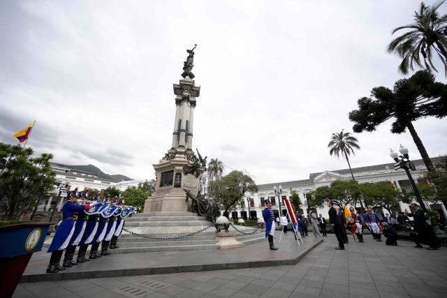 General view as Peru's President Jose Jeri lays a wreath at the Independence Monument of the Plaza Grande in Quito, on December 12, 2025, during a visit to strengthen cooperation between the countries. (Photo by Rodrigo BUENDIA / AFP)