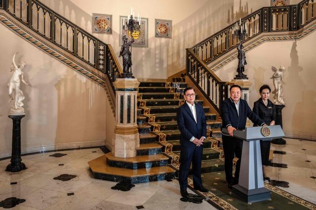 TOPSHOT - Thailand's Prime Minister Anutin Charnvirakul (C) speaks during a press conference at Government House in Bangkok on December 12, 2025, after his call with US President Donald Trump. Thailand's prime minister said he told US President Donald Trump in a phone call on December 12 that Cambodia was to blame for deadly border clashes, stopping short of declaring Bangkok was willing to halt fire. (Photo by Chanakarn Laosarakham / AFP)