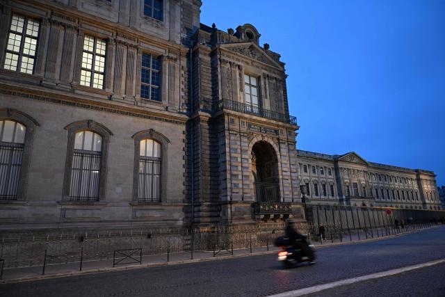 A photo shows posts newly installed on the sidewalk along the Louvre Museum, on Quai Francois Mitterrand, in Paris on December 12, 2025, a few weeks after thieves used a furniture lift to break into the museum. Robbers broke into the Louvre and fled with jewellery on October 19, 2025 morning after arriving on a scooter armed with small chainsaws and used a goods lift to reach the room they were targeting. (Photo by Anna KURTH / AFP)