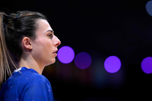 France's right winger #28 Lucie Granier looks on during the warm up ahead of the IHF Women's Handball World Championship semi final match between France and Germany in Rotterdam Ahoy Arena, in Rotterdam, on December 12, 2025. (Photo by JOHN THYS / AFP)