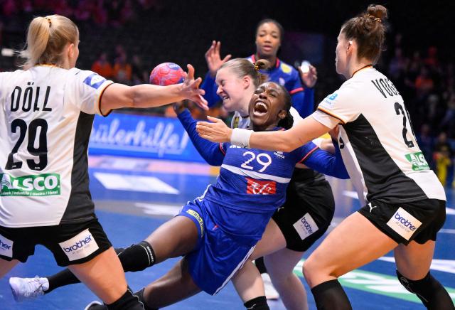 France's pivot #29 Oriane Ondono (C) fights for the ball with Germany's left back #20 Emily Vogel (R) and Germany's left wing #29 Antje Doll (L) during the IHF Women's Handball World Championship semi final match between France and Germany in Rotterdam Ahoy Arena, in Rotterdam, on December 12, 2025. (Photo by JOHN THYS / AFP)