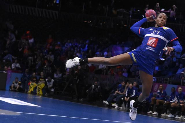 France's left back #21 Orlane Kanor shoots to score during the IHF Women's Handball World Championship semi final match between France and Germany in Rotterdam Ahoy Arena, in Rotterdam, on December 12, 2025. (Photo by JOHN THYS / AFP)