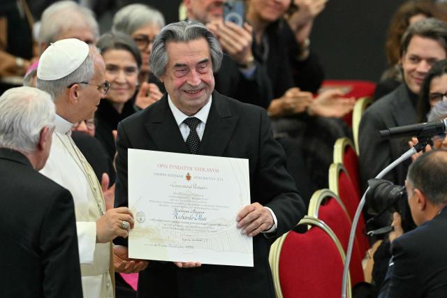 Conductor Riccardo Muti poses next to Pope Leo XIV as he receives the Ratzinger Prize 2025 during a Christmas concert, at Paul-VI audience hall in The Vatican on December 12, 2025. (Photo by Tiziana FABI / AFP)