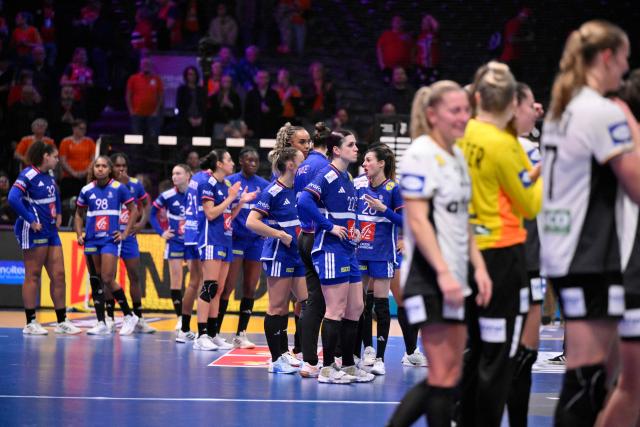 France's players react at the end of the IHF Women's Handball World Championship semi final match between France and Germany in Rotterdam Ahoy Arena, in Rotterdam, on December 12, 2025. (Photo by JOHN THYS / AFP)