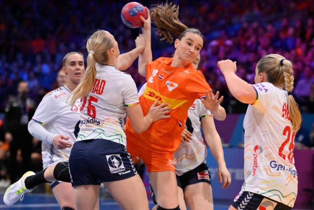 Netherlands' wing #12 Bo van Wetering (C) shoots in front of Norway's centre back #25 Henny Ella Reistad (2L) and Norway's right winger #26 Emilie Hovden (R) during the IHF Women's Handball World Championship semi final match between the Netherlands and Norway in the Rotterdam Ahoy Arena, Rotterdam, on December 12, 2025. (Photo by JOHN THYS / AFP)
