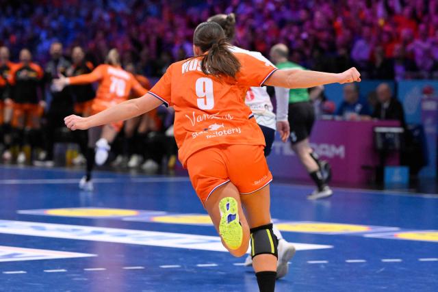 Netherlands' centre back #09 Larissa Nusser (C) celebrates after scoring during the IHF Women's Handball World Championship semi final match between the Netherlands and Norway in the Rotterdam Ahoy Arena, Rotterdam, on December 12, 2025. (Photo by JOHN THYS / AFP)