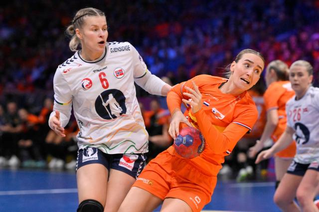 Norway's pivot #06 Maren Nyland Aardahl (L) and Netherlands' pivot #44 Nikita van der Vliet (R) fight for the ball during the IHF Women's Handball World Championship semi final match between the Netherlands and Norway in the Rotterdam Ahoy Arena, Rotterdam, on December 12, 2025. (Photo by JOHN THYS / AFP)