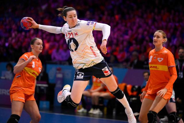Norway's left back #21 Ingvild Bakkerud (C) shoots during the IHF Women's Handball World Championship semi final match between the Netherlands and Norway in the Rotterdam Ahoy Arena, Rotterdam, on December 12, 2025. (Photo by JOHN THYS / AFP)