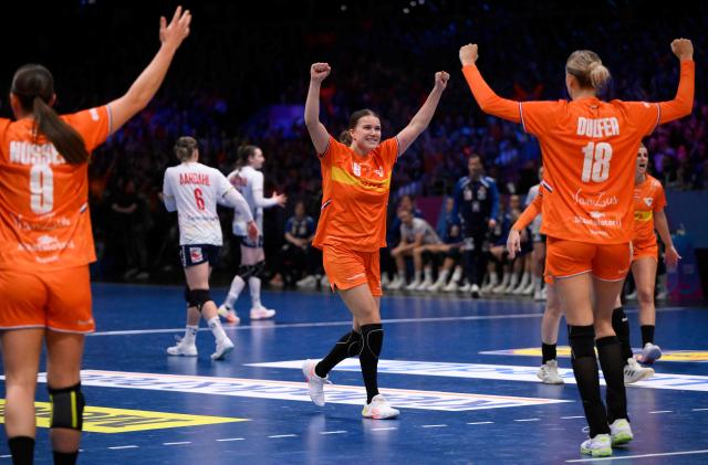 Netherlands' centre back #09 Larissa Nusser (C) celebrates with teammates after scoring during the IHF Women's Handball World Championship semi final match between the Netherlands and Norway in the Rotterdam Ahoy Arena, Rotterdam, on December 12, 2025. (Photo by JOHN THYS / AFP)