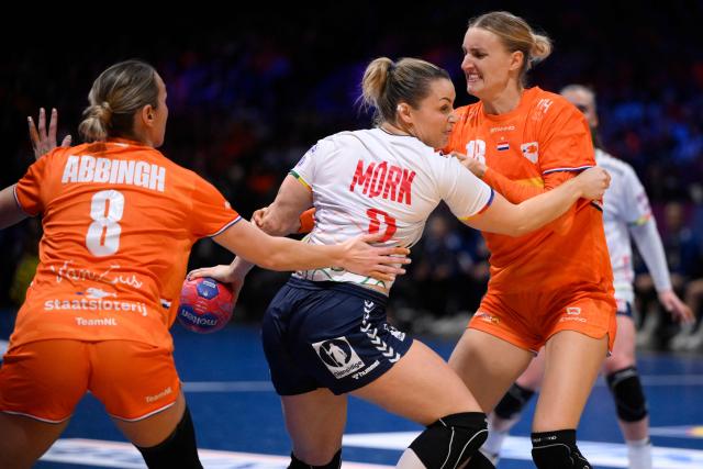 Norway's right back #09 Nora Mork (C) fights for the ball with Netherlands' left back #08 Lois Abbingh (L) and Netherlands' left back #18 Kelly Dulfer (R) during the IHF Women's Handball World Championship semi final match between the Netherlands and Norway in the Rotterdam Ahoy Arena, Rotterdam, on December 12, 2025. (Photo by JOHN THYS / AFP)