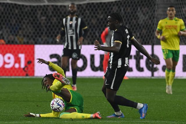 Nantes' French defender #78 Tylel Tati (L) fights for the ball with Angers' French forward #11 Sidiki Cherif (R) during the French L1 football match between SCO Angers and FC Nantes at the Raymond-Kopa Stadium in Angers, western France, on December 12, 2025. (Photo by JEAN-FRANCOIS MONIER / AFP)