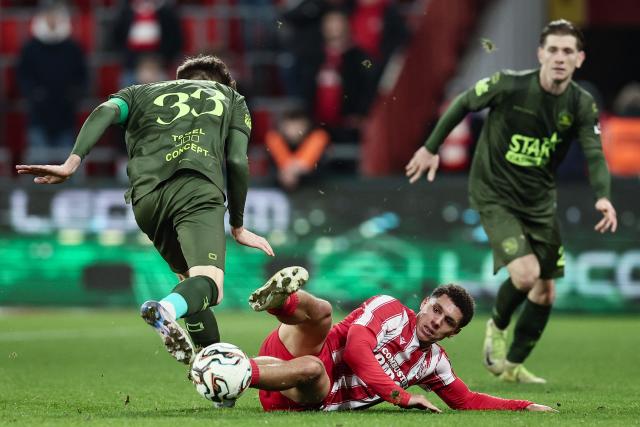 OHL's Mathieu Maertens (L) and Standard's Henry Lawrence fight for the ball  during the Belgian "Pro League" First Division football match between Standard Liege and Oud-Heverlee Leuven at Maurice Dufrasne stadium in Liege on December 12, 2025. (Photo by BRUNO FAHY / BELGA / AFP) / Belgium OUT