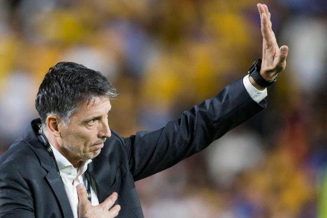 (FILES) Mexico's Tigres coach Robert Dante Siboldi salutes during the CONCACAF Champions League football match against Honduras’s Motagua at the Universitario stadium in Monterrey, Mexico, on April 13, 2023. Uruguayan Robert Dante Siboldi resigned as head coach of the Mazatlбn Caсoneros, the club announced on December 12, 2025. The club is currently in the process of selling its rights to play in Mexico's top football division. (Photo by Julio Cesar AGUILAR / AFP)