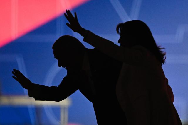 TOPSHOT - Chile's presidential candidate Jose Antonio Kast of the Republican Party and his wife Maria Pia Adriasola wave to supporters during his closing campaign rally at Movistar Arena in Santiago on November 11, 2025. Chile will hold the presidential election on November 16, 2025. (Photo by MARVIN RECINOS / AFP)